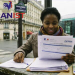 Une femme examinant des documents officiels de l'OFPRA pour une demande d'asile en France, Franist.