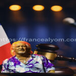 صورة تعبيرية للفنان باتريك سيباستيان مع مطرقة القضاء والعلم الفرنسي تشير إلى التحقيق القانوني معه.