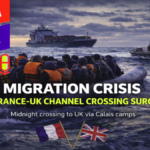 مهاجرون في قارب مطاطي مكتظ يعبرون القنال الإنجليزي في منتصف الليل وسط حراسة خفر السواحل، مع شعار صوت فرنسا وأعلام فرنسا وبريطانيا.