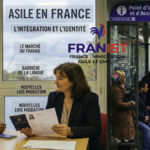 Une femme réfugiée en entretien avec une conseillère administrative à Paris, avec en arrière-plan la Tour Eiffel et une file d'attente devant un point d'accès au droit, illustrant les défis de l'intégration en France.
