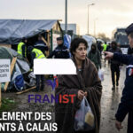 Une femme migrante enveloppée dans une couverture lors d'une opération de démantèlement d'un campement à Calais par la gendarmerie française