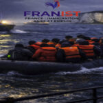 Un canot pneumatique surchargé de migrants traversant la Manche, avec un navire des garde-côtes en arrière-plan, illustrant l'immigration irrégulière via la Manche (Channel crossings).