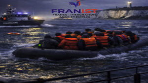 Un canot pneumatique surchargé de migrants traversant la Manche, avec un navire des garde-côtes en arrière-plan, illustrant l'immigration irrégulière via la Manche (Channel crossings).