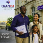 Une famille souriante devant la préfecture à Paris avec un visa validé pour la France.