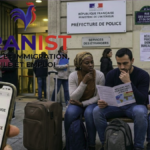 Une famille de migrants assise sur un banc à Paris devant la Préfecture de Police, regardant des documents officiels, avec un smartphone au premier plan affichant un statut de demande 'Toujours en Attente', symbolisant la réalité du parcours migratoire en France analysé par Franist.