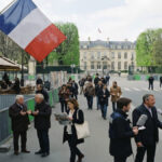 France préparation élection 2027 avec le drapeau français et le palais de l’Élysée à Paris