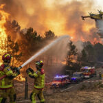 Des pompiers français combattent un important incendie de forêt près du Cap Ferret, en Gironde.