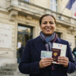 Personne préparant une demande de nationalité française avec des documents administratifs