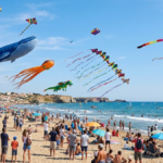 Festival du Vent à Portiragnes-Plage avec des cerfs-volants dans le ciel