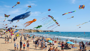 Festival du Vent à Portiragnes-Plage avec des cerfs-volants dans le ciel